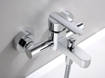 Robinet de baignoire avec douche à main. Le robinet est composé d'un corps principal en métal chromé, offrant un aspect élégant et moderne. GARANTIE 5 ANS, LIVRAISON OFFERTE 5 à 6 Jours